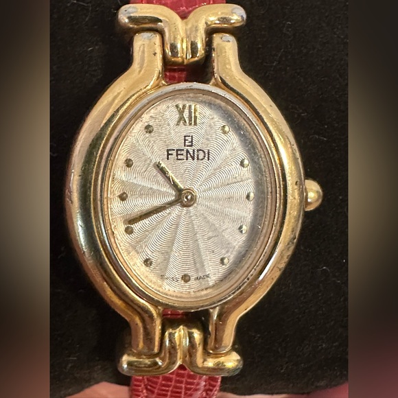 🔥🌟 AUTHENTIC 🌟🔥 FENDI Watch 640L 23mm Women's
Whites X Reds (PRE OWNED) - Picture 2 of 12